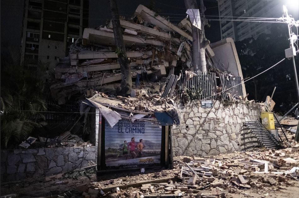加拉加斯一栋建筑在强震后,如松饼式坍塌。(安纳杜鲁新闻社∕ 法新社照片)