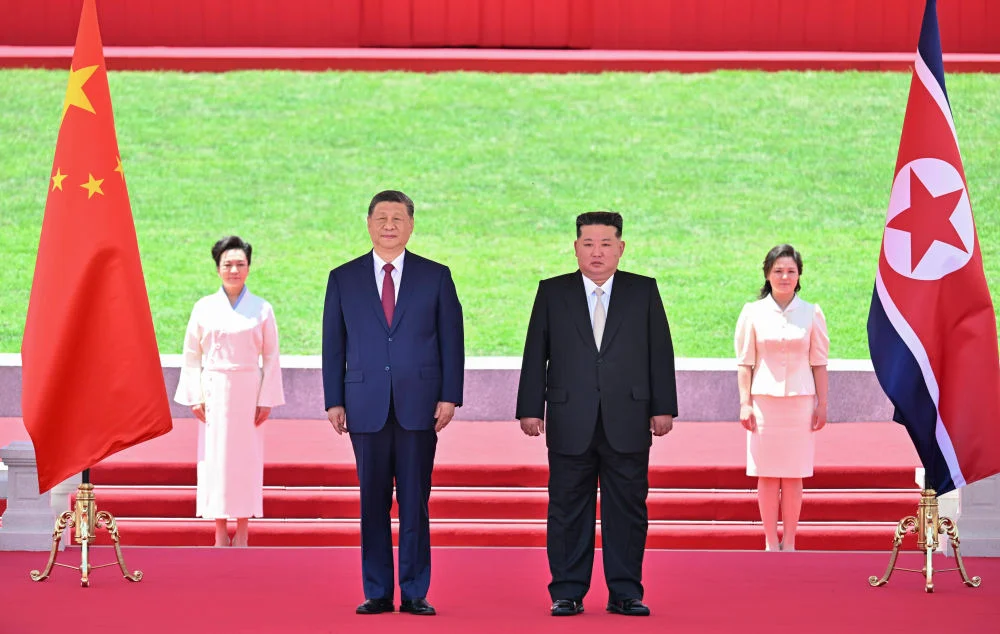 中国国家主席习近平乘坐的专机抵达机场，朝鲜最高领导人金正恩和夫人李雪主到机场迎接。（照片取自《澎湃新闻》）