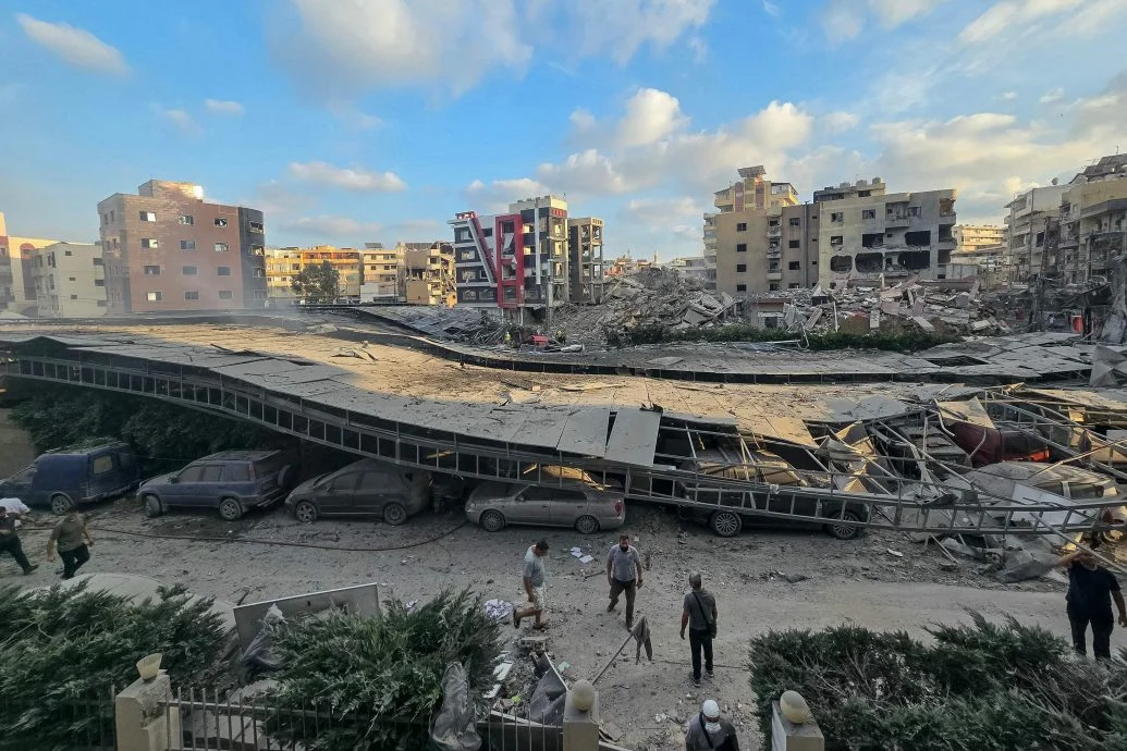 以色列周一（1日）袭击黎巴嫩南部城市提尔，空袭击中了一家医院。（图：法新社）