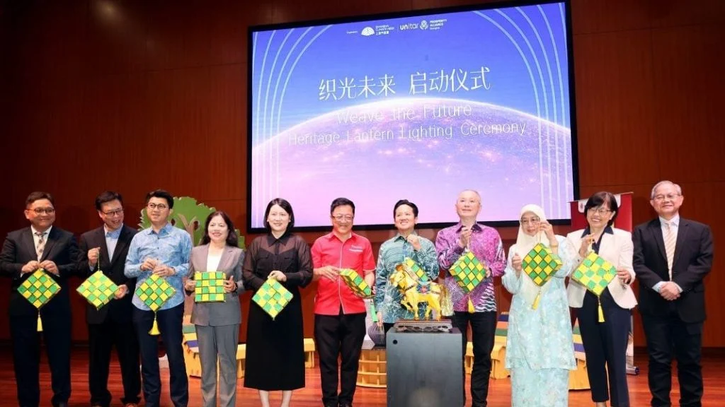 亚瑟古律（左七）主持2026吉隆坡青年ESG论坛启动仪式。左起为何友胜、梁锡成、张盛闻、侯怀霞、张晓毅及黄传发；右起为李文材、骆翠凤、祖莱达及魏家祥。