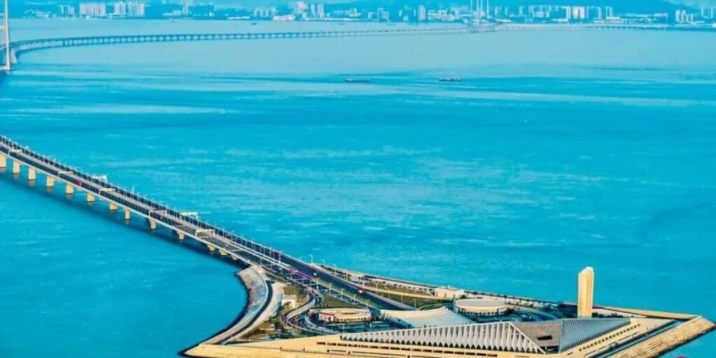 连接广东深圳与中山的深中通道西人工岛，计划打造全球首个实现全流程机器人服务的智能酒店，迎宾、安防、餐饮的环节全部由机器人完成，预计酒店在2027年试运营。 （图：互联网）