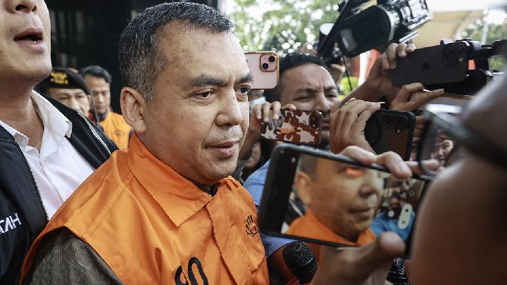 印尼移民部副部长西尔米周四早上戴着手铐、身穿橙色马甲，被警方带走时遭到记者团团包围。（图：Tempo）