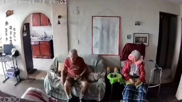 画面显示,一对年迈夫妻正在家中客厅,剧烈摇晃突然袭来。(影片截图)