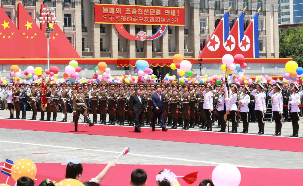 朝鲜领导人金正恩与夫人李雪主为到访的中国国家主席习近平举行高规格的欢迎仪式。（照片取自《澎湃新闻》）