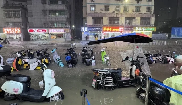 深圳市暴雨造成路面水浸。(照片取自小红书)