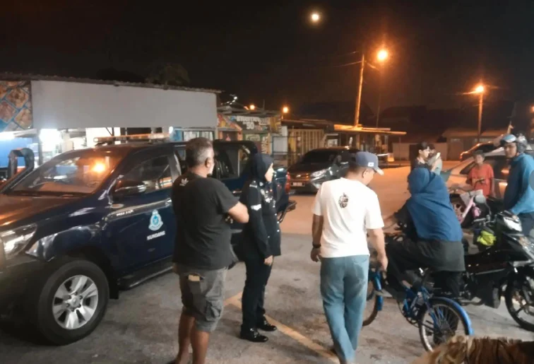 警方最终接获投报到场进行调解,事件才得以平息。(视频截图)