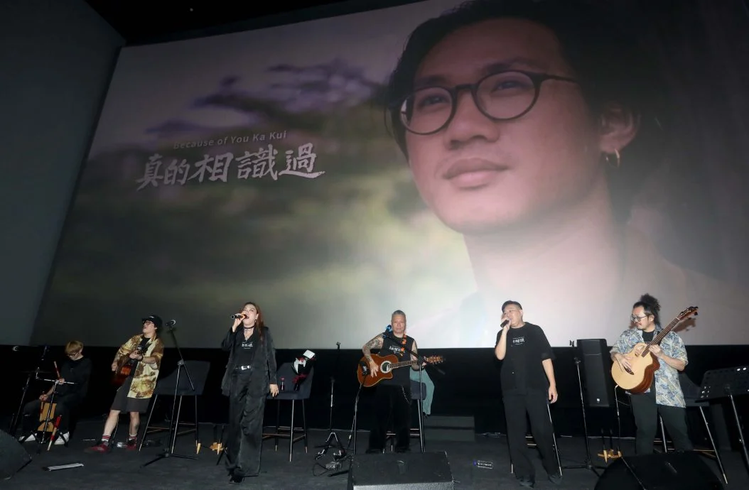 黄家驹《真的相识过》音乐纪录片放映结束后,戏院内即场举行“THE RE:SPECT BAND音乐会”,潘先丽(左三)及司徒志辉(右三)演唱多首Beyond歌曲。