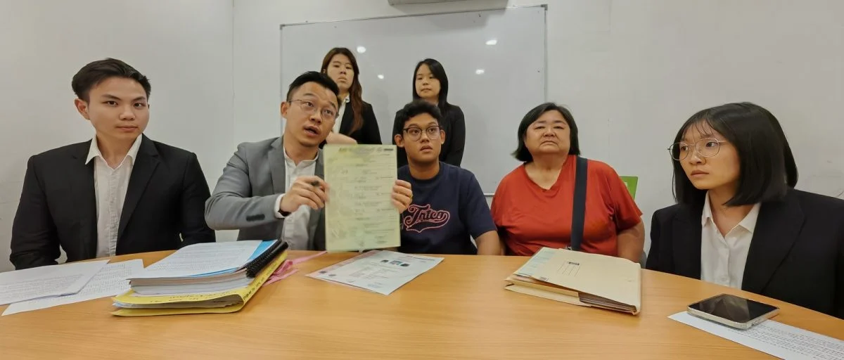 蔡学捷（坐者左二起）展示小康获得大马公民身份的相关证书，陪同者包括苏信褡（坐者左一）、颜子晴（坐者右一）、卓颖敏（站者左起）、黄莞霖；坐者右二是赵太太。