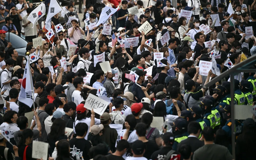 首尔市长选举及韩国其他地方主要选举结果底定，不过因为选票不足争议，民众连日示威要求重选。（法新社图）