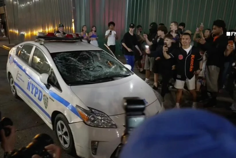 骚乱中，一辆纽约警车的挡风玻璃被砸碎。（照片取自《纽约邮报》）