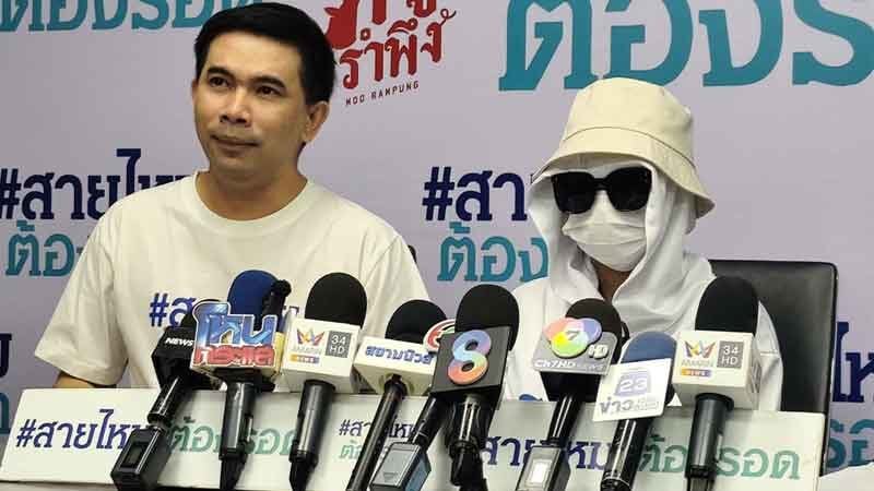 一名港泰混血女子在记者会上讲述她被骗的经历。(Khaosod照片)
