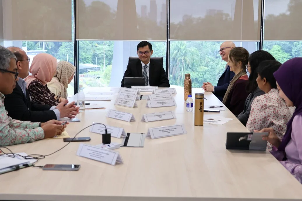 阿柯玛与联合国开发计划署高级官员及国会议员会面，就检讨国家多维贫困指数展开讨论。（经济部提供）