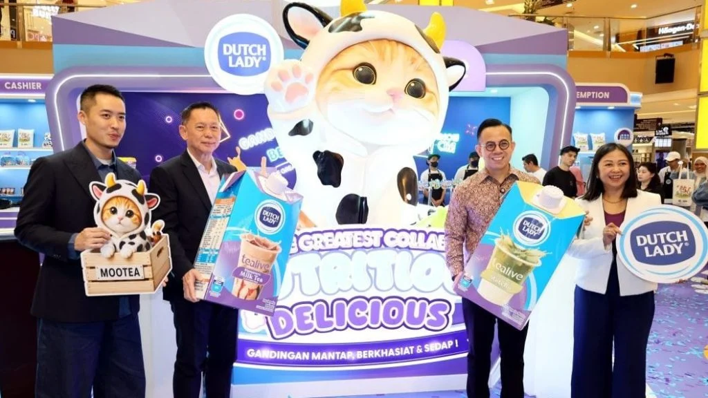 沈志强（右二）为MooTe及MeowCha即饮奶香茶饮系列产品主持推介礼。左一起为吕伟立和双威广场集团董事经理陈海全。右一为维罗妮卡。