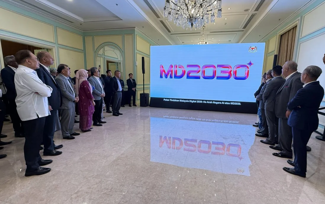 安华(左一)观赏2030年马来西亚数字行动计划的视频简介。左二为哥宾星。(马新社图)