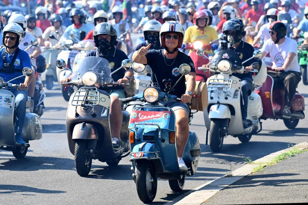6月27日来自世界各地的Vespa爱好者前来罗马参加“Vespa世界日”游行。(法新社照片)
