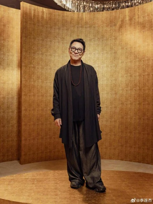 李连杰与前妻黄秋燕育有两名女儿,27日罕见回应“偏心”传闻,坦言因尊重她们低调生活的意愿,才一直没有公开回应外界误解。(取自微博)
