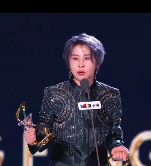 王濛除了顺利晋级成团外,还获得“年度乘风人物奖”,仅简单一句:“挺突然的,谢谢大家”。(取自微博)