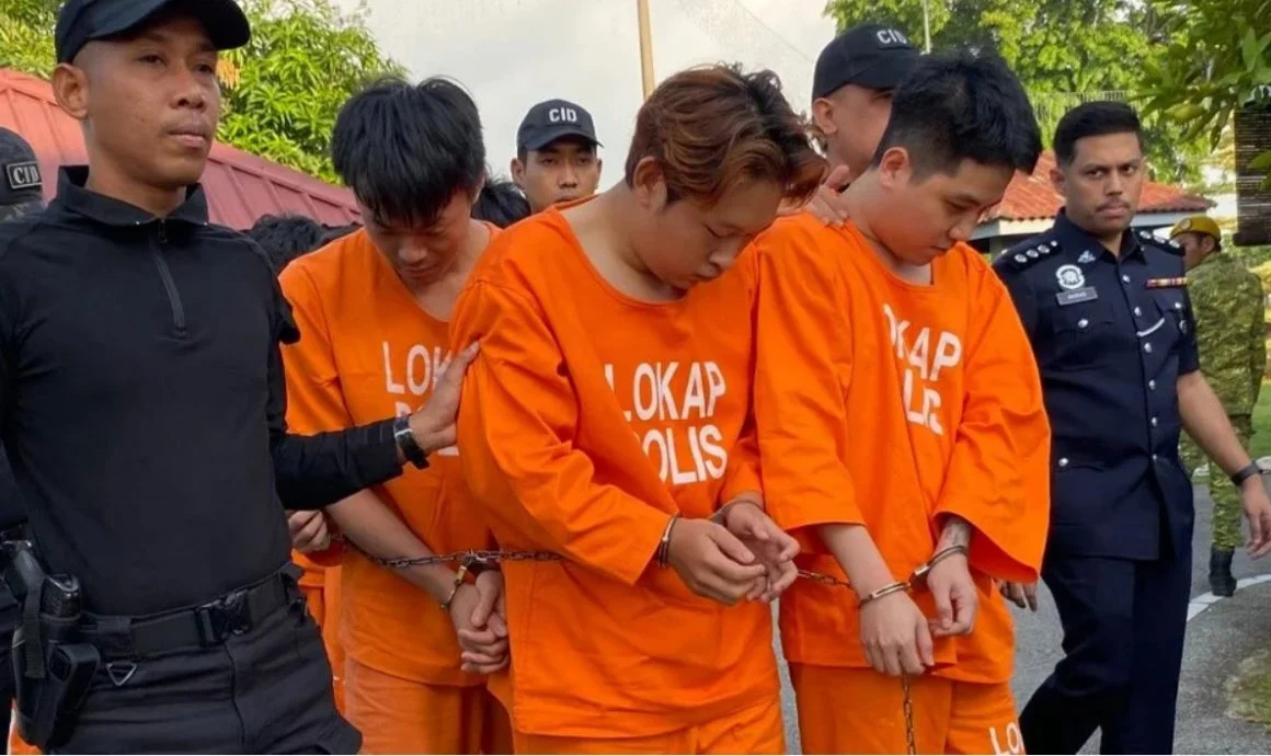 嫌犯低头被押送至法庭面提。（取自每日新闻）