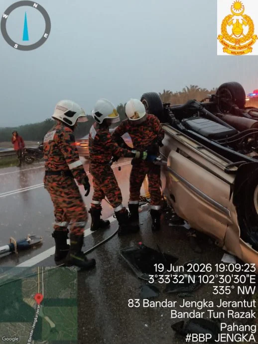 消拯人员使用工具将车门撬开,以救出受困乘客。(彭亨消拯局提供)