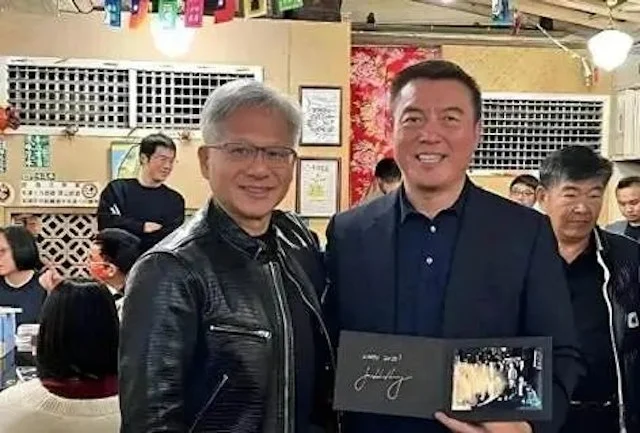 陈涛与黄仁勋在台北“兆元宴”上的合影,是唯一来自中国的座上宾。(照片取自《凤凰财经网》)