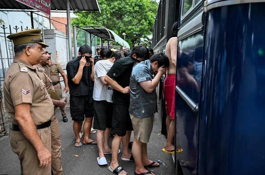 斯里兰卡成为诈骗集团的新目的地。图为5月9日，当地狱警把涉嫌经营网络诈骗中心的嫌犯押送到监狱。 （法新社档案照）