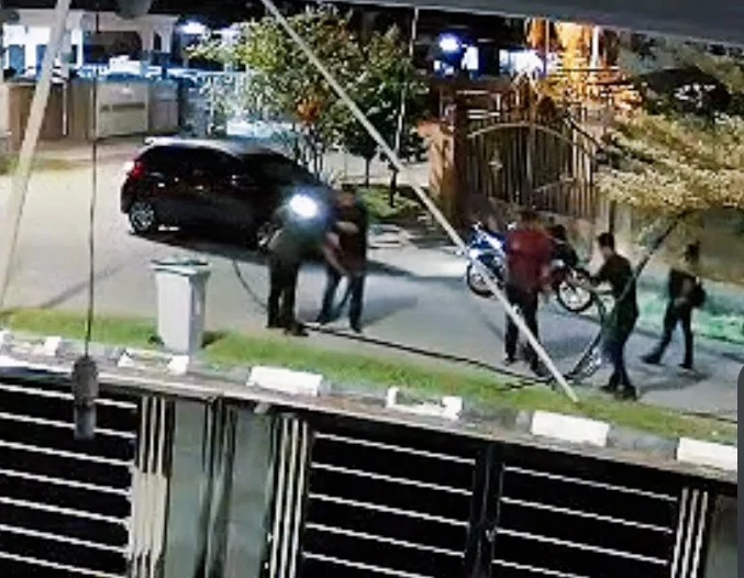 警方清理遗留电缆及相关物品，以免对道路使用者构成危险。（视频截图）