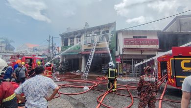 Photo of 近2年来首宗火灾 浮罗山背大街2店屋烧毁