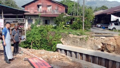 Photo of 桥建一半就停工 居民被迫绕路