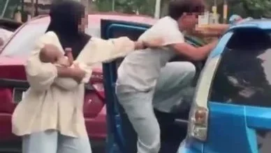 Photo of 妻抱着婴儿也阻止不了 男子红灯处下车打人