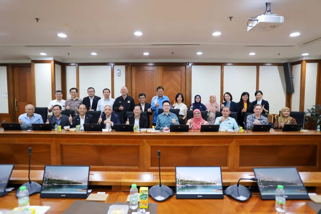 黄家和(左六)主持7大华教组织与考试局代表的对话会,探讨SPM华文科成绩表现;前排左起为蔡庆文、李金泉、林景清、谢立意和陈友信。(副教长办公室供图)