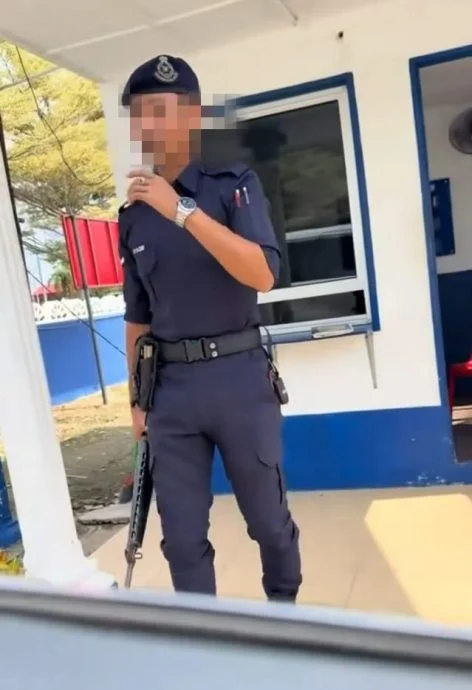在门岗值勤的警员应女子的要求，以温和的语气劝说小男孩应该听妈妈的话。（视频截图）