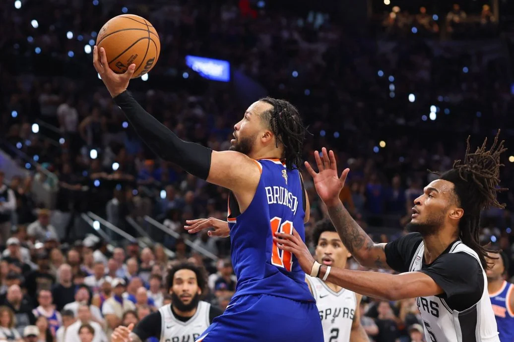 包括第5场狂轰45分,率领纽约人登顶的布伦森,当选为本季NBA总决赛MVP。(法新社照片)