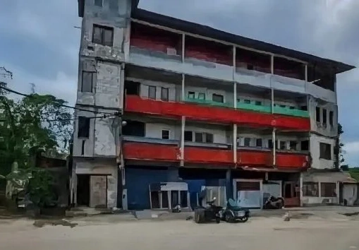 加影市议会在乌冷县土地及矿务局协调下,到冷双溪德卡里罗兴亚人居住的非法建筑展开实地巡查。
