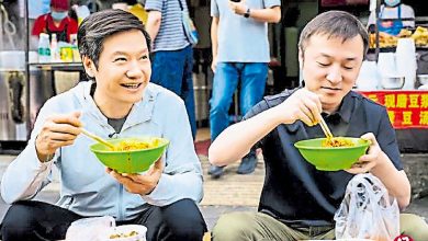 Photo of 雷军坐小板凳吃早餐 被网民戏称模仿黄仁勋