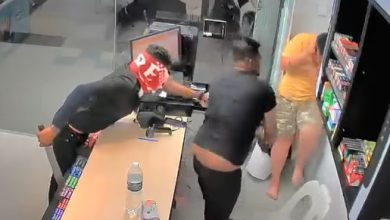 Photo of 两男涉嫌持刀抢劫 攻击店员流血受伤