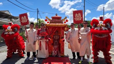 Photo of 兄弟抬花轿迎新娘 传统婚礼吸睛全场