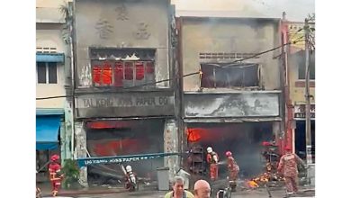Photo of 峇株巴辖老街5店屋大火 消拯灌救3小时仍冒烟