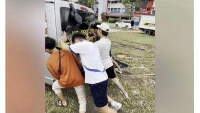 Photo of 人间温情! 货车陷泥动弹不得 青年合力救脱困