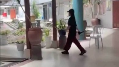 Photo of 黑衣女接受精神治疗 狂刺女同学十几刀