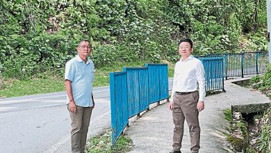 Photo of 通往巴士亭行人道中断 学生步行与车争道