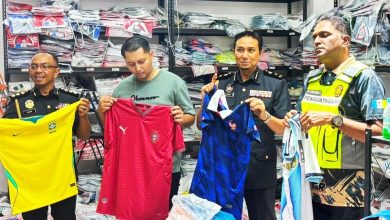 Photo of 内贸局突击高渊2店 起逾万件冒牌球衣 捕1人