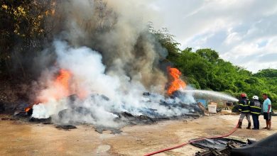 Photo of 峇都蛮渔业局码头空地 大火烧毁数十塑料冰桶 无伤亡