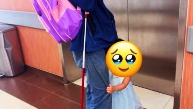 Photo of 年幼女儿陪伴看诊 牵视障父进电梯暖哭网民