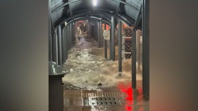Photo of LRT站行人道变“小河” 通勤族被迫涉水回家