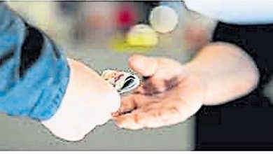 Photo of 被禁入境塞百元新币 中国女子行贿监1个月