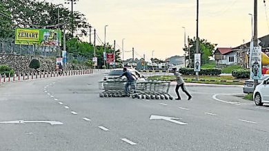 Photo of 繁忙路口推数十手推车 2超市员工险象环生