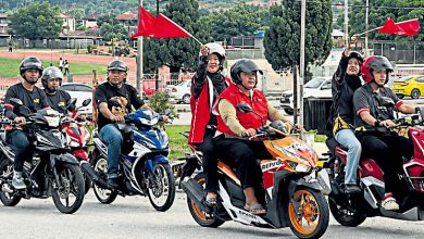 Photo of 纳兹里率竞选团骑摩多 访叔婆太古庙问候选民