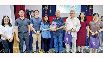 Photo of 返母校太平华联华中 尤宝玲主讲半导体讲座