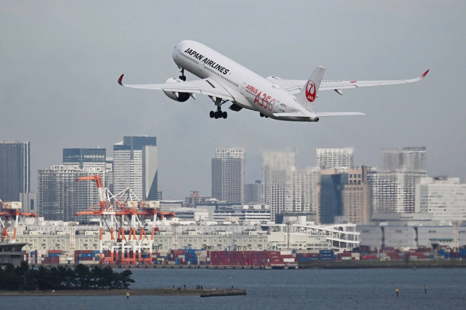 日本政府周三起已调涨出国税，把包括日本人和旅客离开日本时所课征的出国税，从目前的1000日圆（约25令吉）调升到3000日圆（约75.4令吉）。（法新社照片）