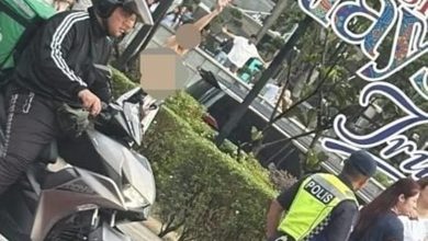 Photo of 身有瘀伤站KLCC外 女子高举护照 惊动中使馆协助